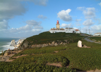 Пустынный утёс - мыс Рока (Cabo da Roca) в Португалии – фотографии Португалии