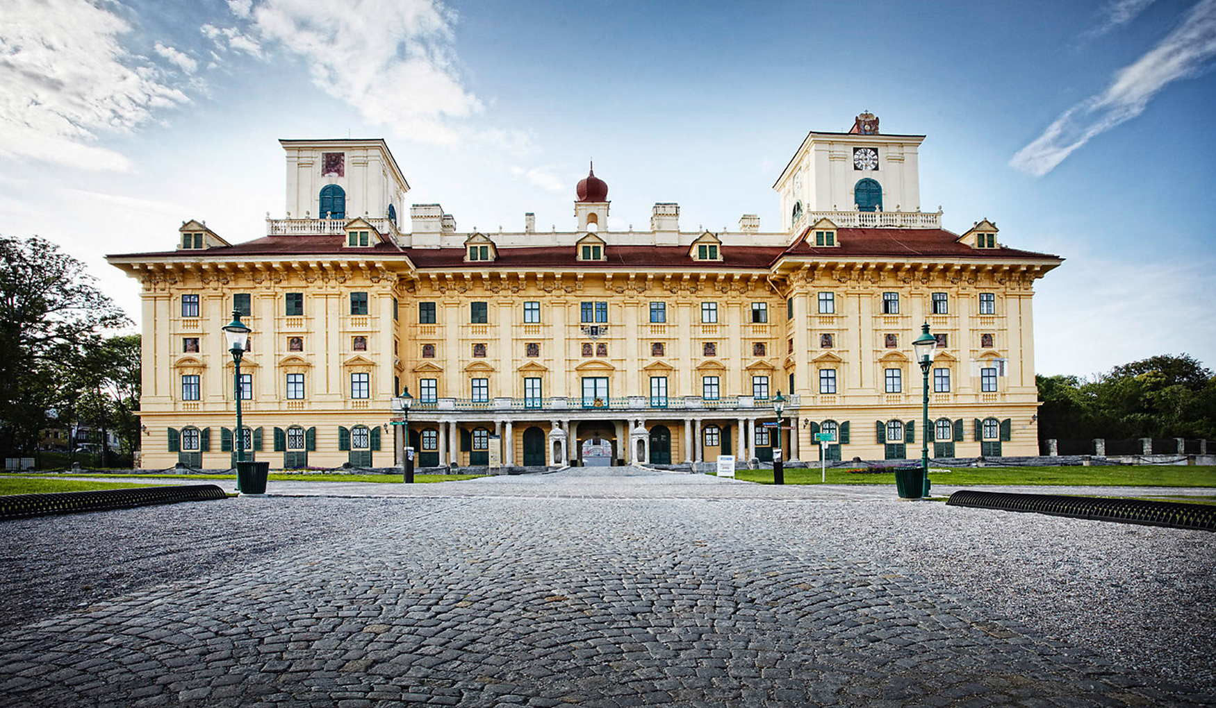 Дворец Эстергази в Айзенштадте. Центральный вход. – фотографии Австрии