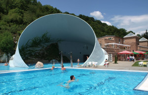 Бассейн в городе Мишкольц-Тапольца, Венгрия – фотографии Венгрии