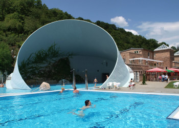 Бассейн в городе Мишкольц-Тапольца, Венгрия – фотографии Венгрии