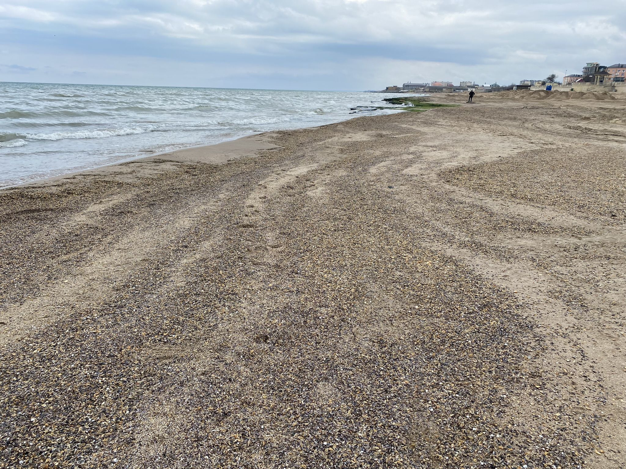 Пляж в Дербенте у Приморского парка, март 2022 – фотографии России