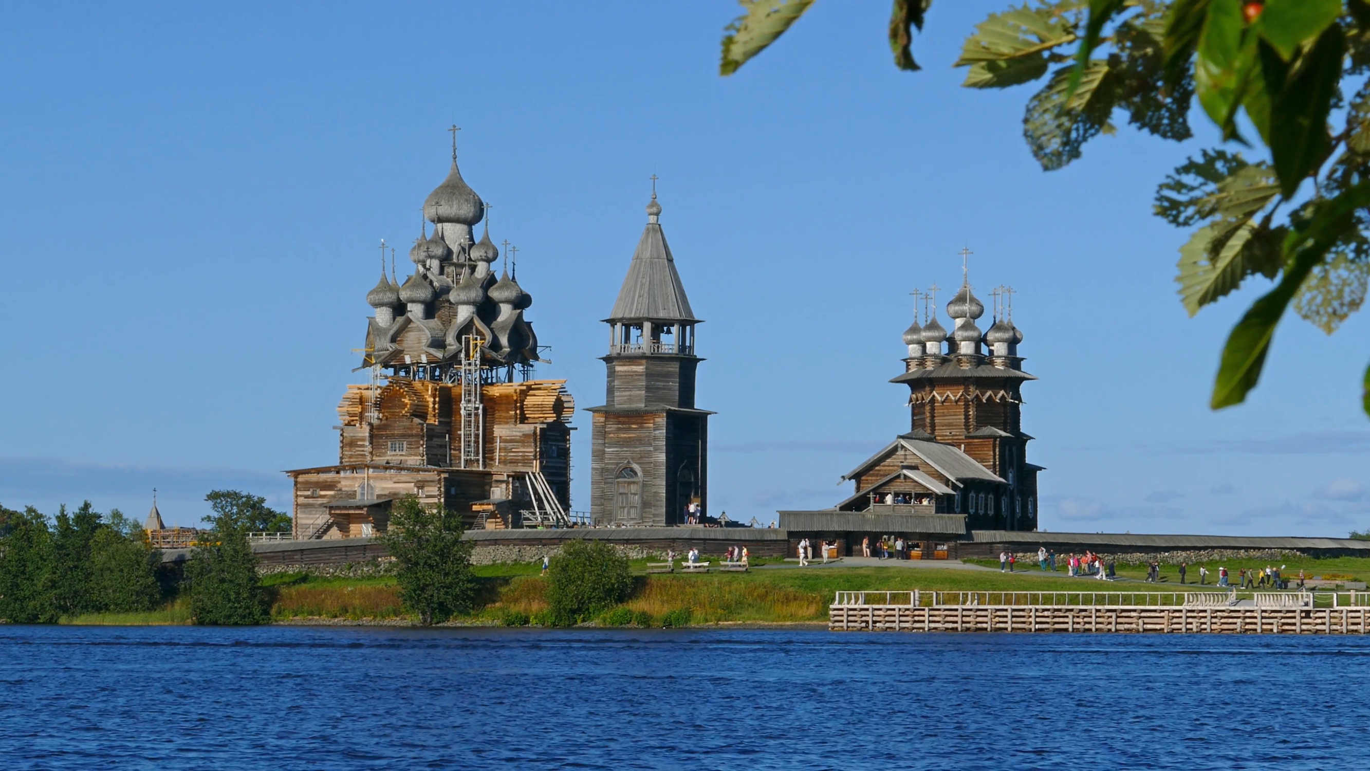 Музей Кижи (Kizhi Pogost) часто проводит фестивали для туристов – фотографии России