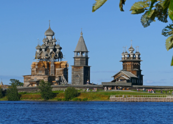 Музей Кижи (Kizhi Pogost) часто проводит фестивали для туристов – фотографии России