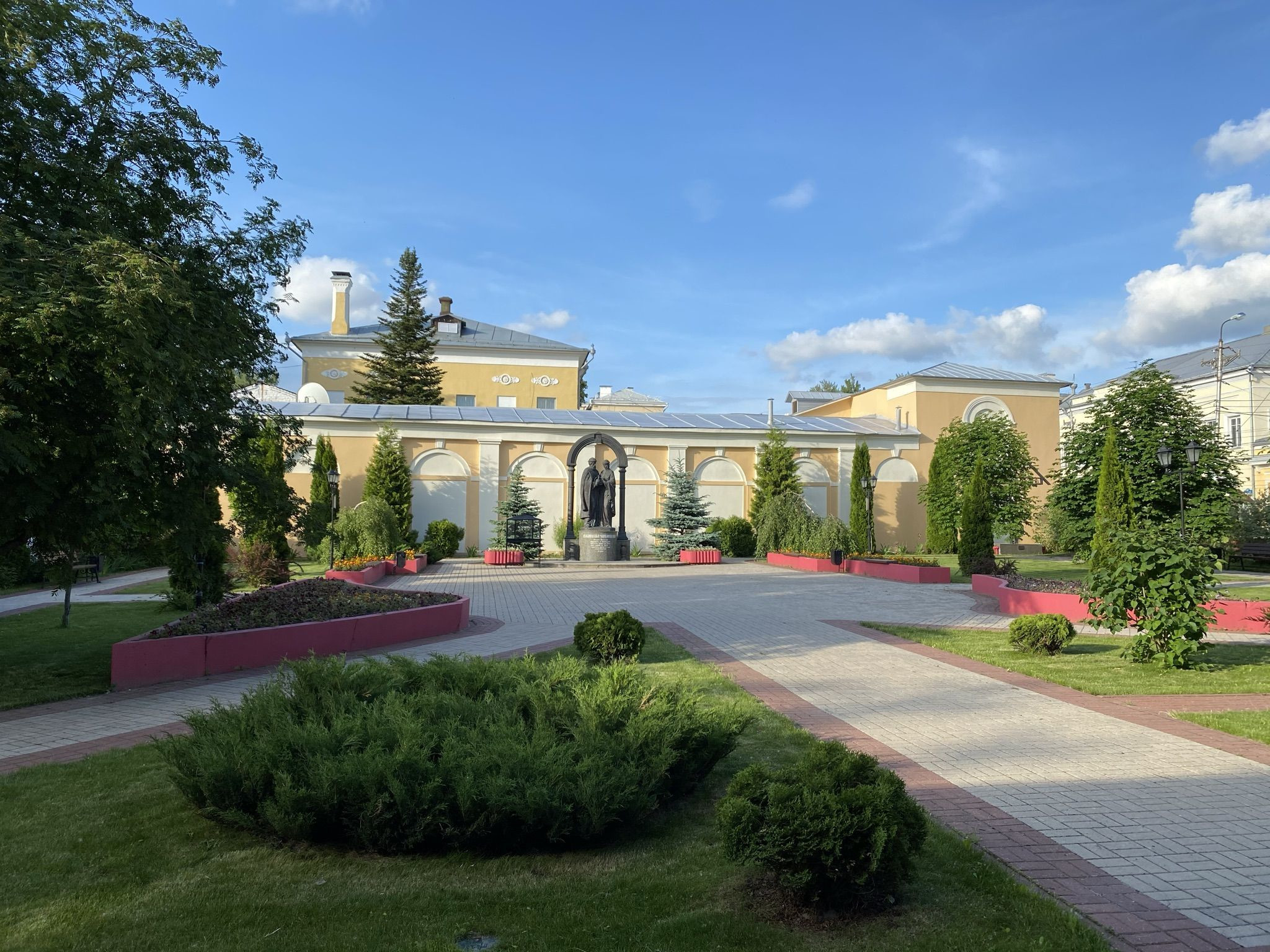 На территории Никитской церкви в честь Рождества Пресвятой Богородицы – фотографии России