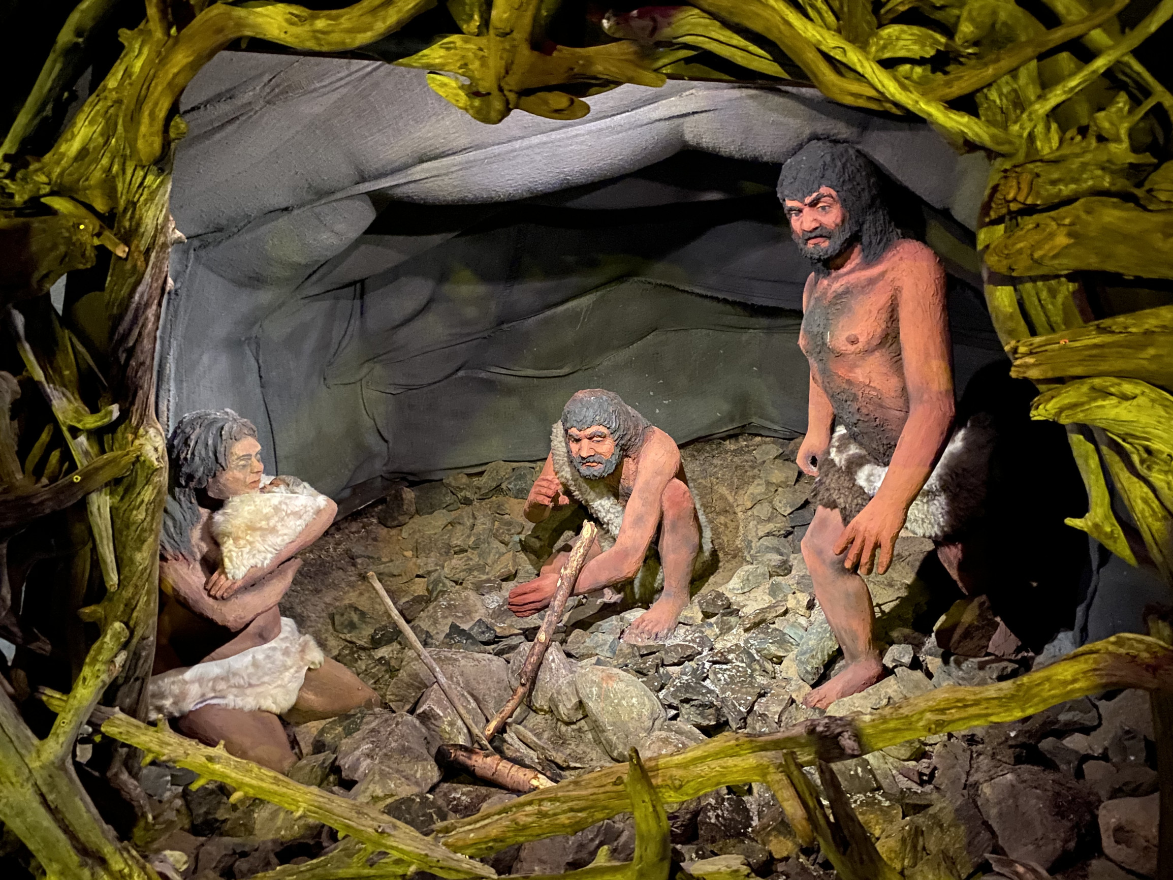 Первобытные люди в парке «Таинственный лес», Кировск – фотографии России