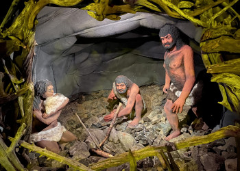 Первобытные люди в парке «Таинственный лес», Кировск – фотографии России