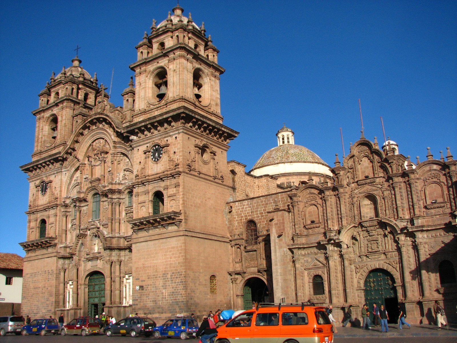 Церковь в Куско на площади Армас – фотографии Перу