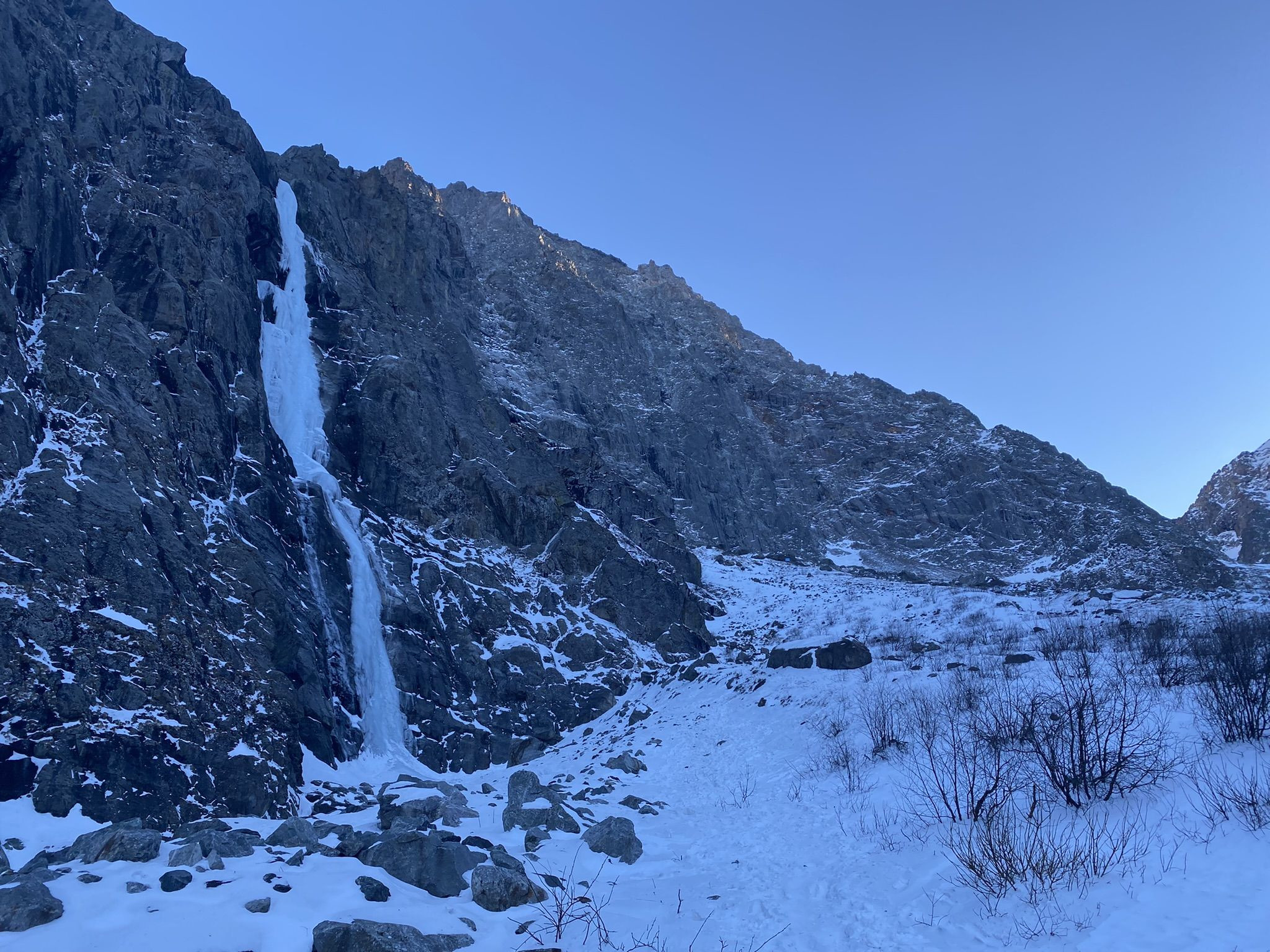 Замёрзший водопад Малый Зейгалан зимой – фотографии России