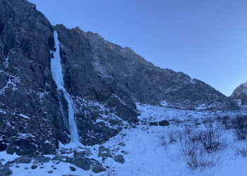 Замёрзший водопад Малый Зейгалан зимой – фотографии России
