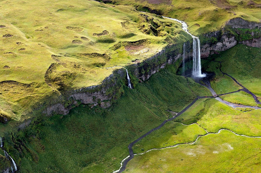 Живописный водопад Сельяландсфосс (Seljalandsfoss) в Исландии – фотографии Исландии