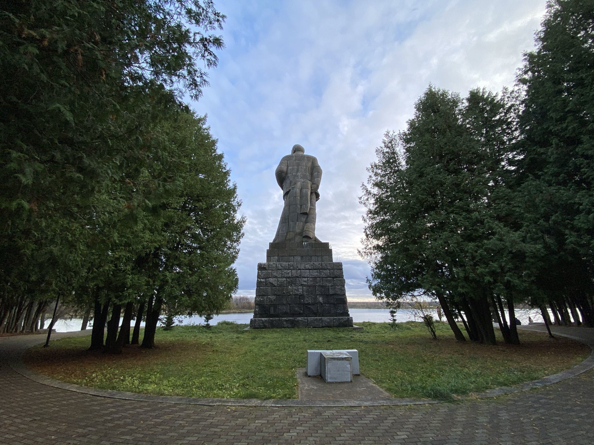 Памятник Ленину у входа в Канал имени Москвы, вид сзади – фотографии России
