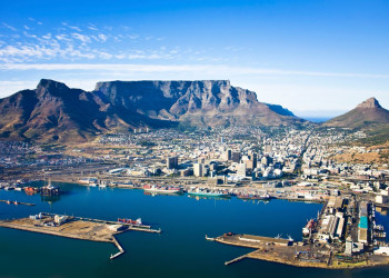 Плоская вершина Столовой горы (Table Mountain) в Кейптауне, ЮАР – фотографии ЮАР