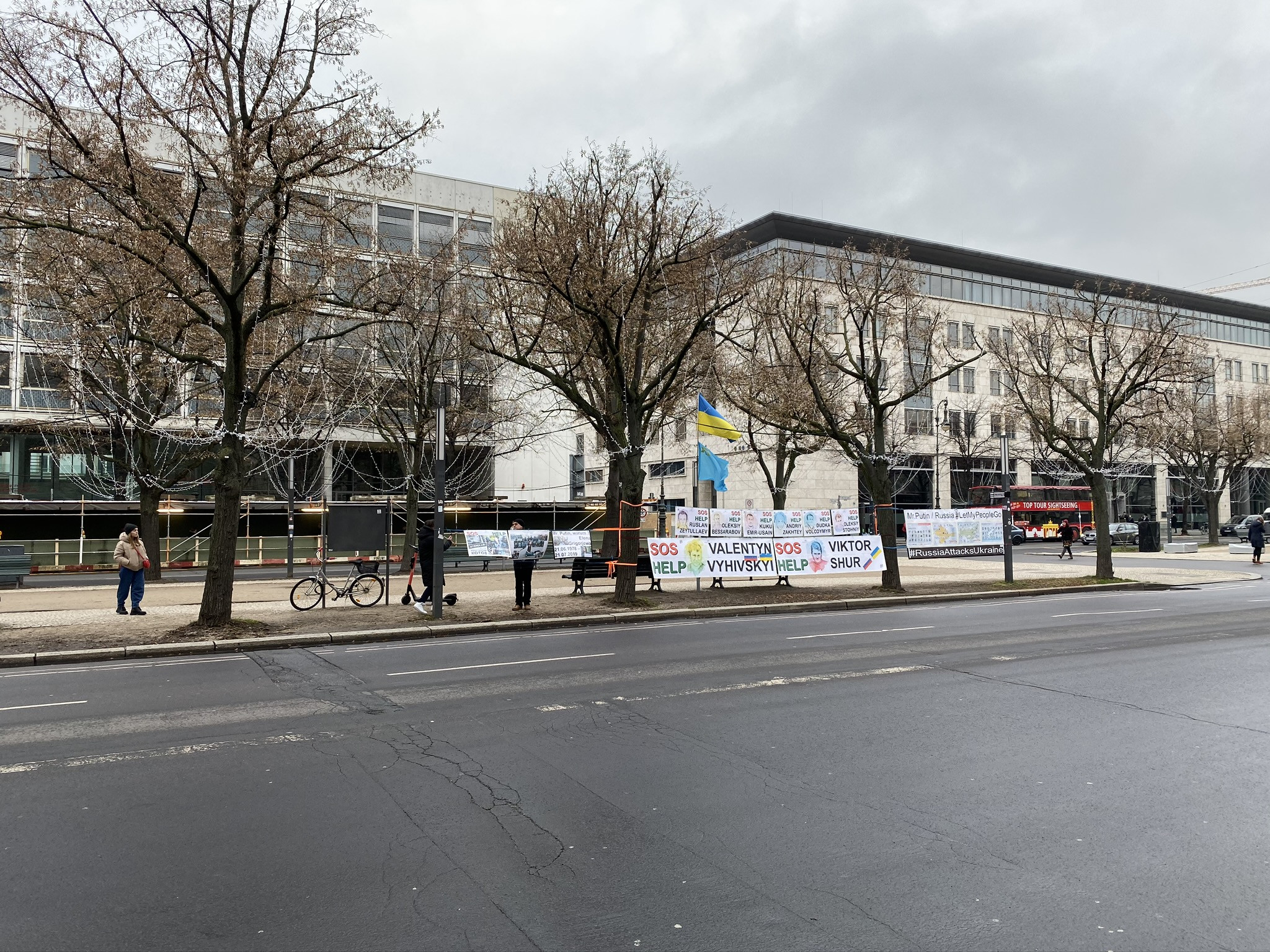 Украинцы протестуют против Путина возле Посольства России в Берлине – фотографии Германии