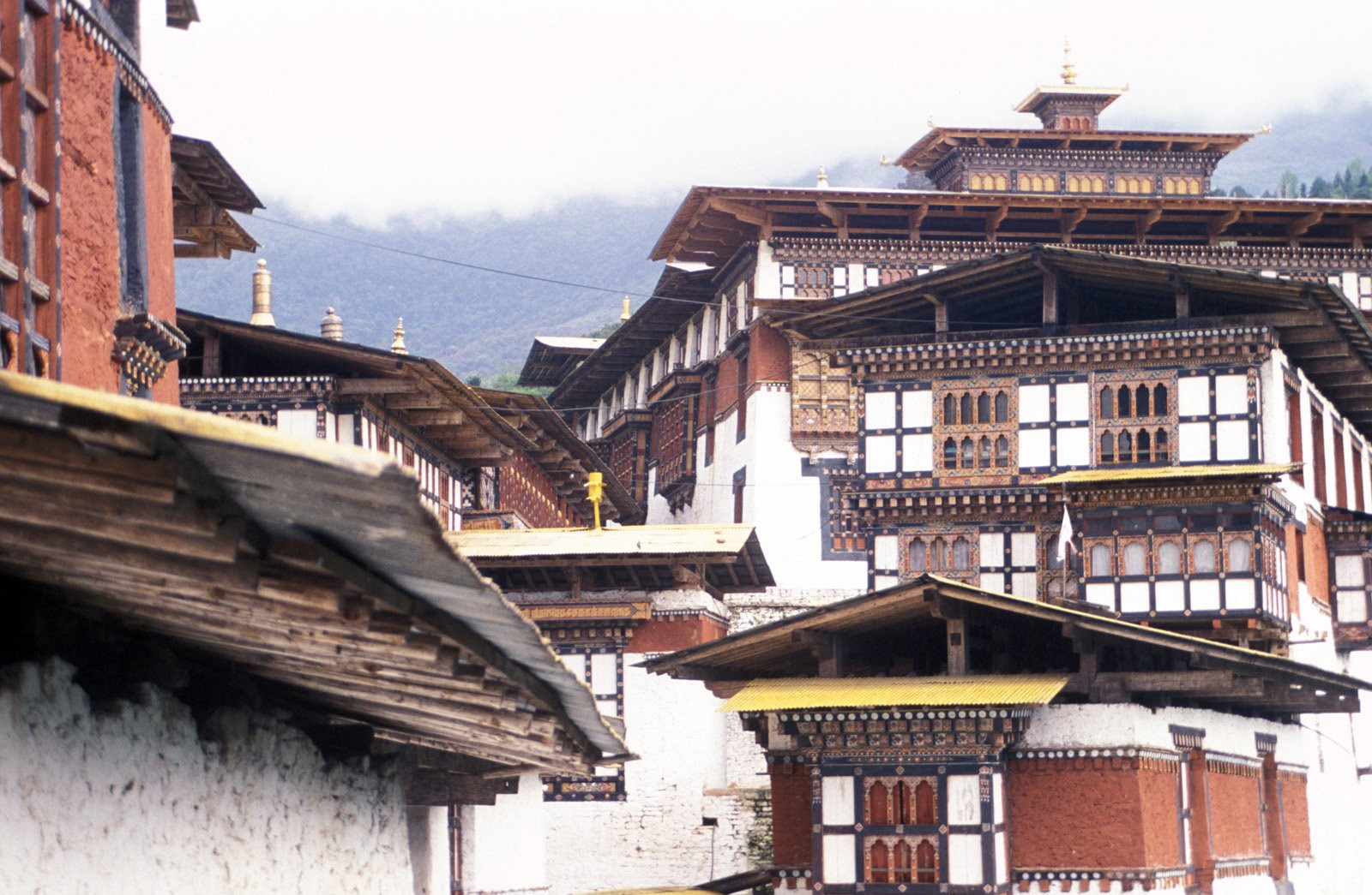 Архитектура крепости-монастыря Джакар-дзонг в Бутане – фотографии Бутана