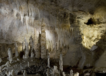 Подземный мир пещер Фрасасси (Frasassi Caves) в регионе Марке, Италия – фотографии Италии
