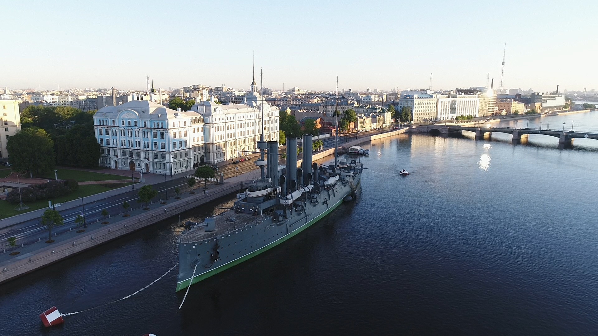 В октябре 1917 года Крейсер «Аврора» подал холостой выстрел как сигнал о захвате Зимнего дворца – фотографии России