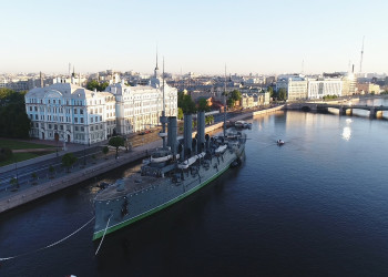 В октябре 1917 года Крейсер «Аврора» подал холостой выстрел как сигнал о захвате Зимнего дворца – фотографии России