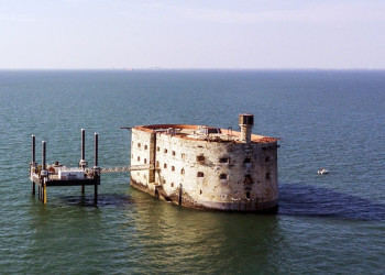 Форт Бойяр (Fort Boyard) в Атлантическом океане, Франция – фотографии Франции