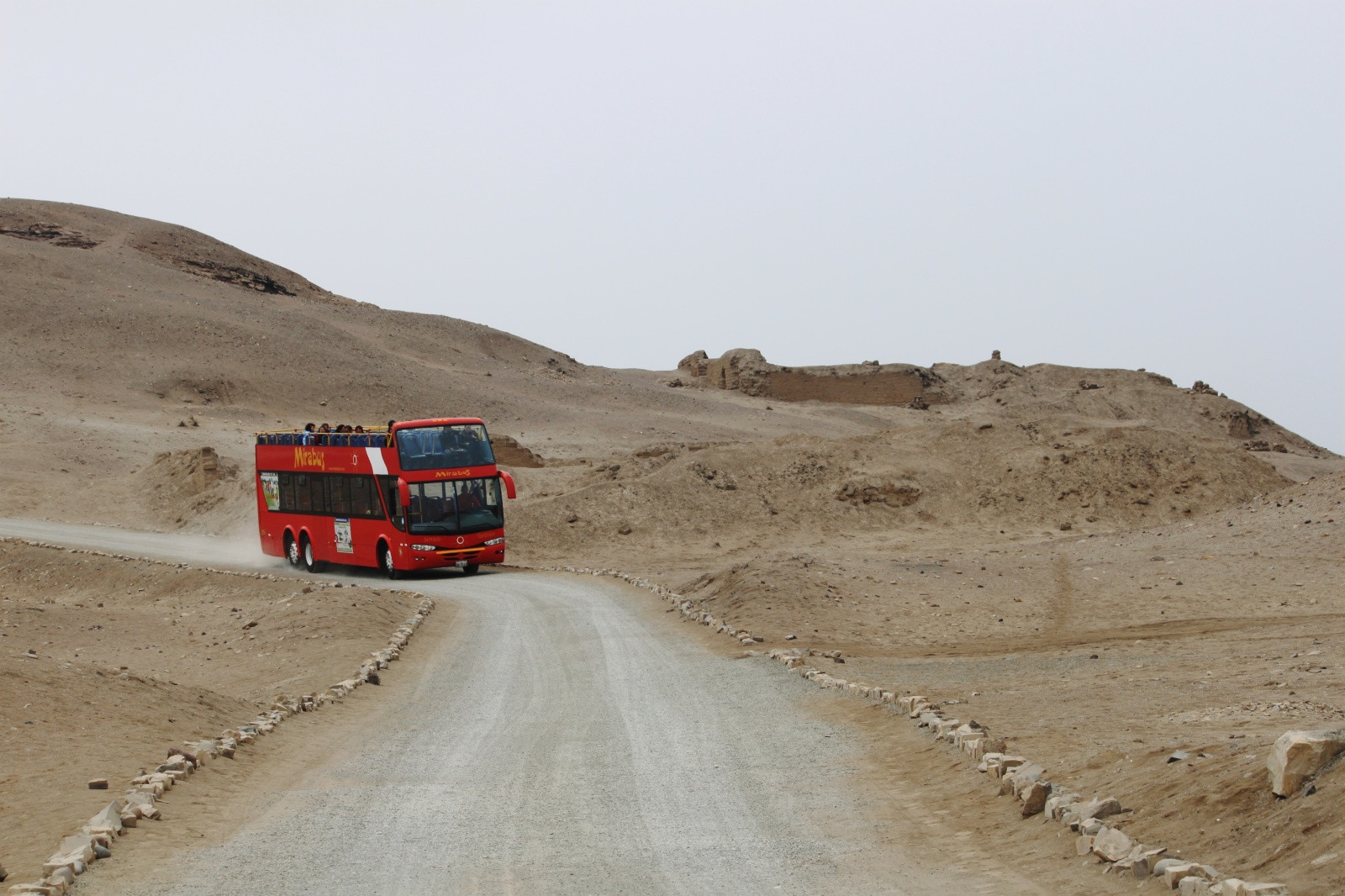Автобус едет к Пачакамаку (Pachacamac) – фотографии Перу