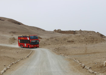 Автобус едет к Пачакамаку (Pachacamac) – фотографии Перу