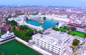 Золотой храм Хармандир-Сахиб является наиболее священным из-за Священной книги в нём – фотографии Индии