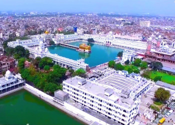 Золотой храм Хармандир-Сахиб является наиболее священным из-за Священной книги в нём – фотографии Индии