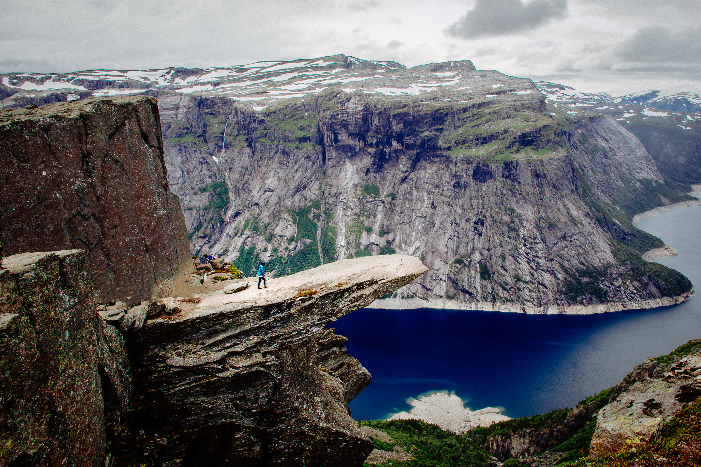 Каменный выступ Язык Тролля рядом с Бергеном, Норвегия – фотографии Норвегии