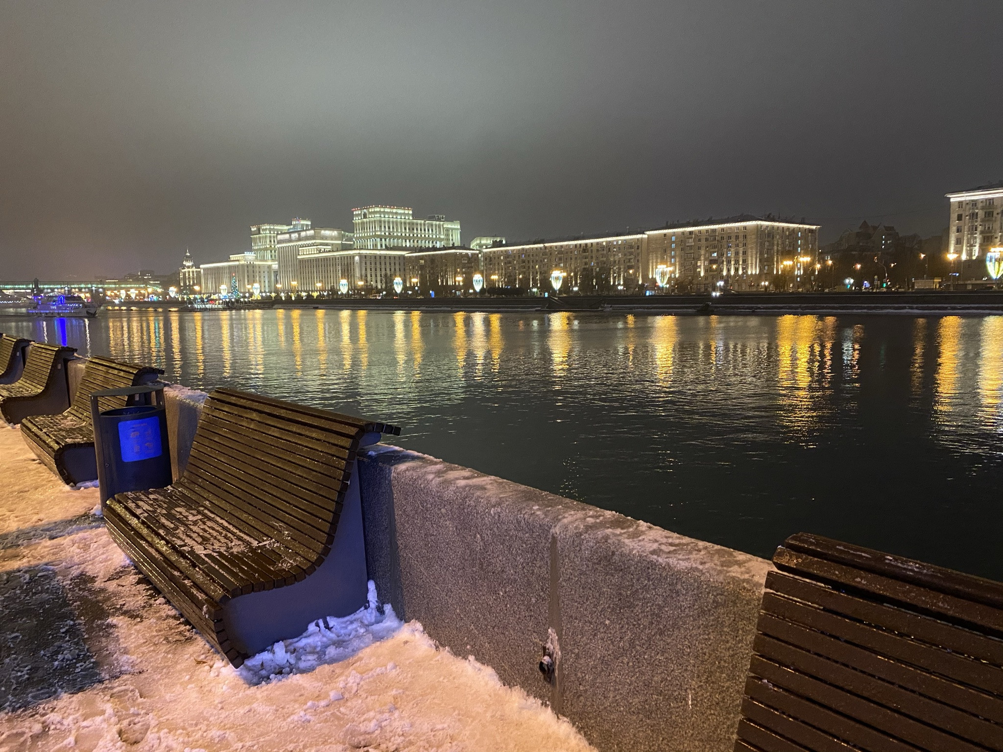 Вид на Москву-реку и Минобороны со стороны парка Горького – фотографии России