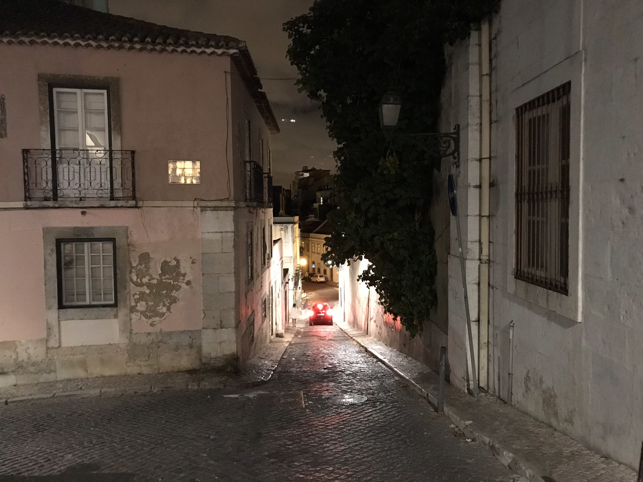 Атмосфера тихих переулков вечернего Лиссабона – фотографии Португалии