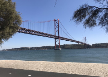 Вид на Мост 25 апреля с белемской набережной в Лиссабоне – фотографии Португалии