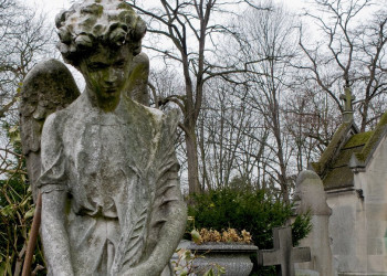 Обычное место для отдыха - кладбище Пер-Лашез, Париж, Франция – фотографии Франции