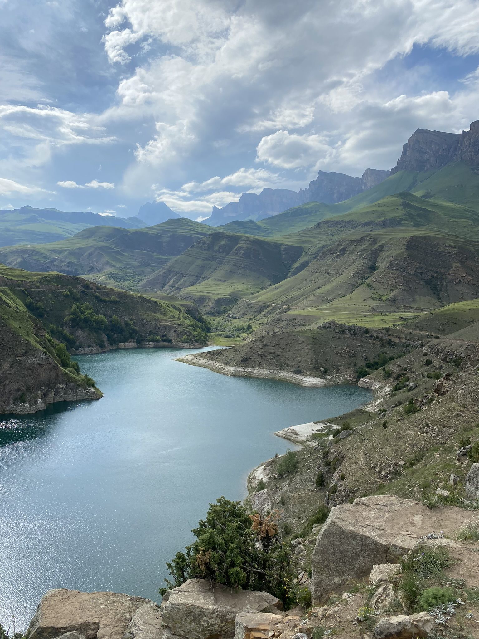 Горное искусственные озеро Гижгит – фотографии России