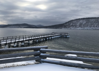 Вид на Ангару из музея Тальцы в декабре – фотографии России