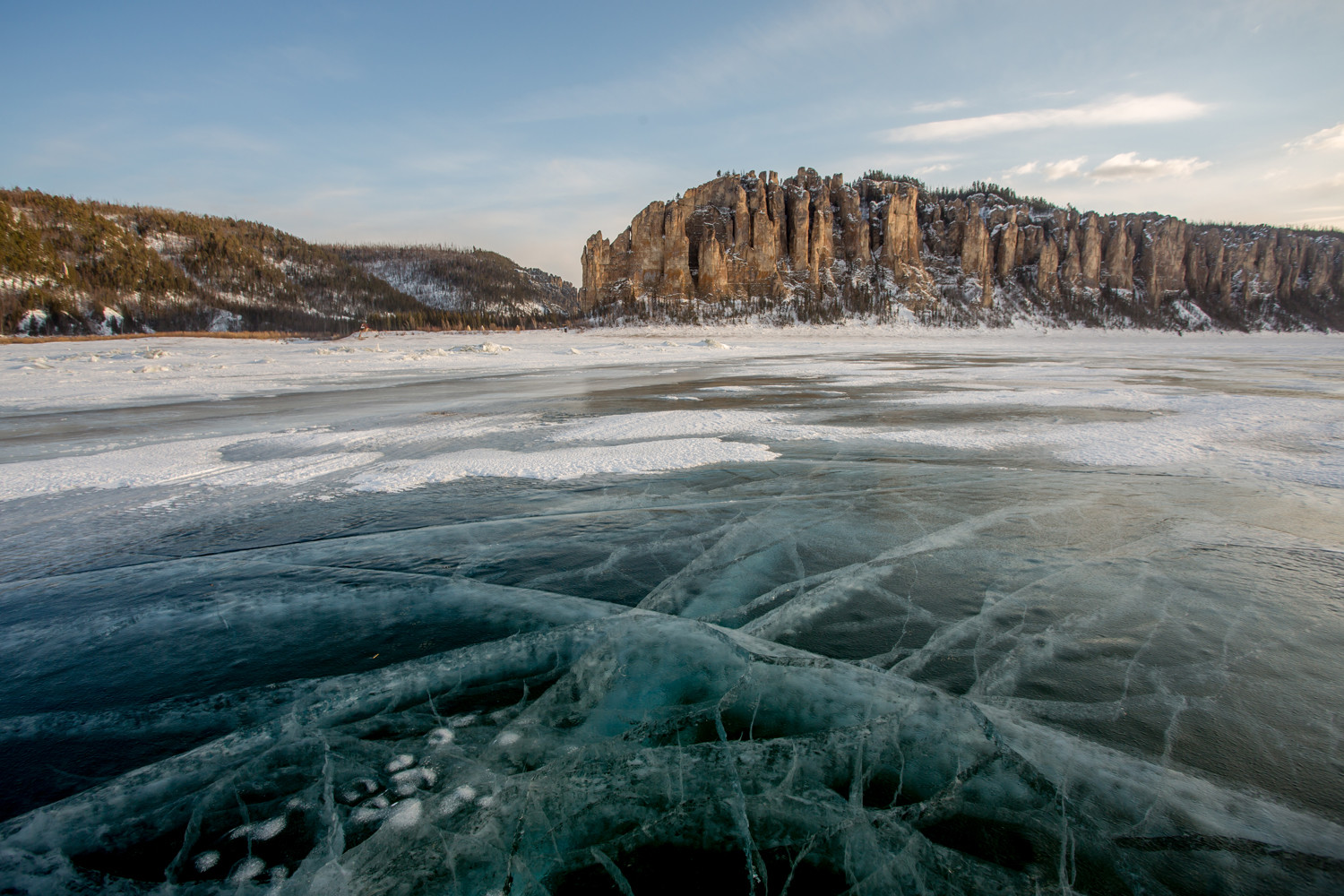 Мощь ленских колонн и огромные просторы Сибири в национальном парке «Ленские столбы» в Якутии – фотографии России