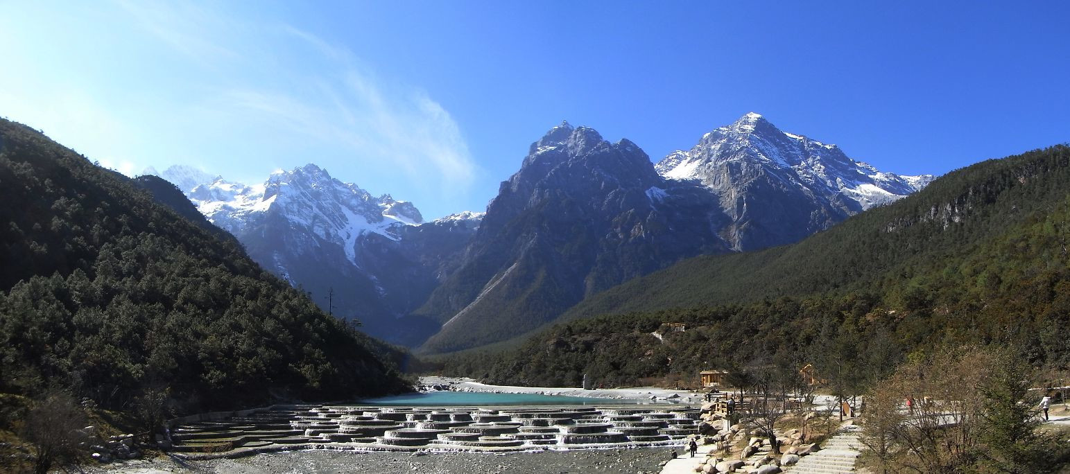 Жемчужиной национального парка Юйлунсюэшань по праву считается Долина Голубой Луны – фотографии Китая