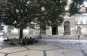 Небольшая площадь возле церкви, Порту – фотографии Португалии