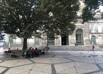 Небольшая площадь возле церкви, Порту – фотографии Португалии