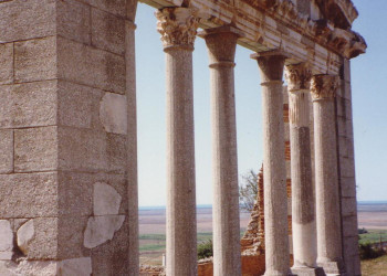 Античные колоны. Аполлония. Албания – фотографии Албании