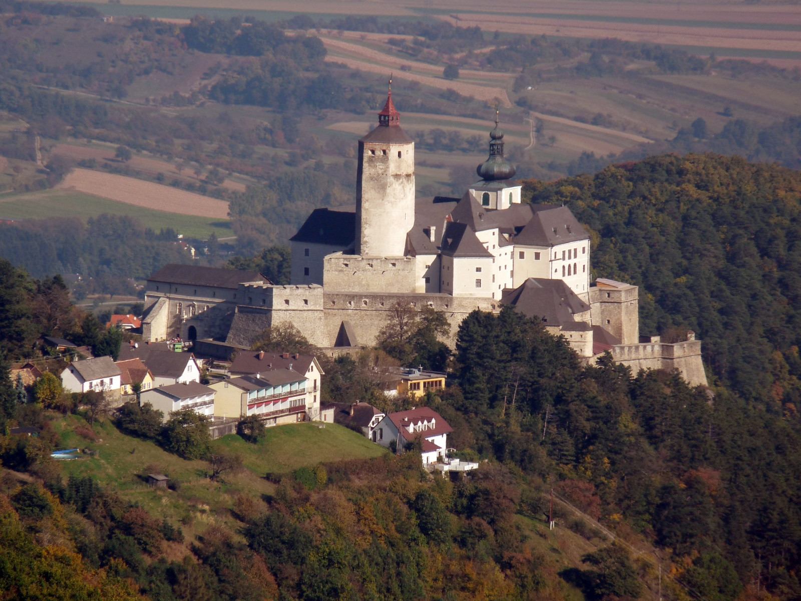 Замок Форхтенштайн (Forchtenstein Castle) у города Маттерсбург – фотографии Австрии