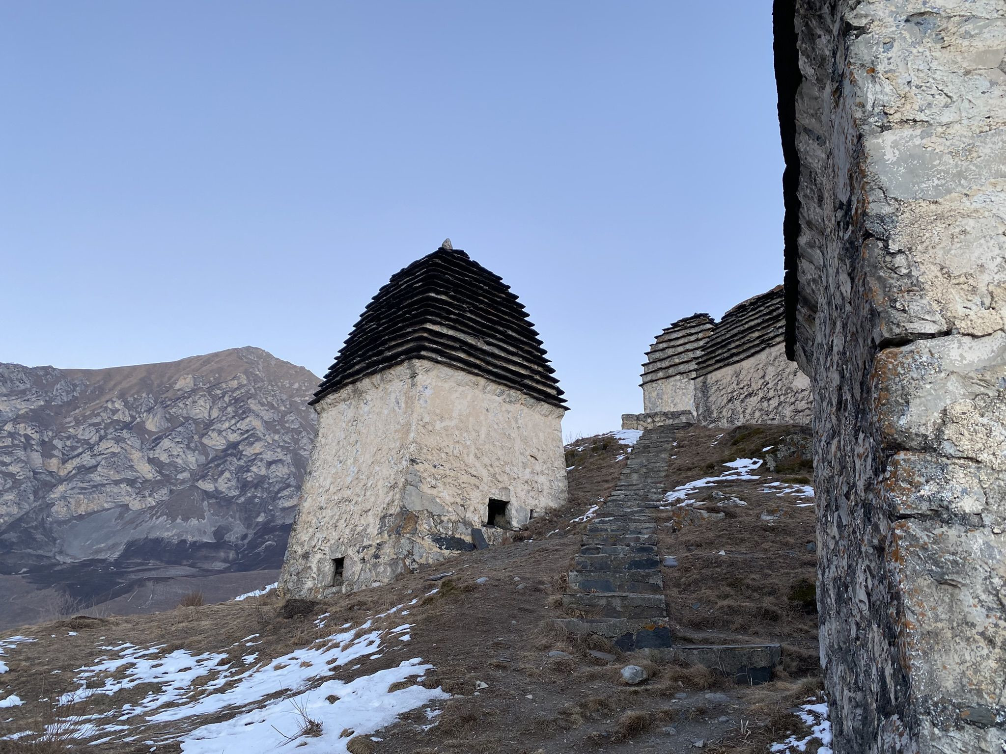 Некрополь у селения Даргавс в Северной Осетии, январь – фотографии России