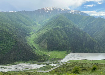 Река и красивые горы в районе Зарамагского водохранилища – фотографии России