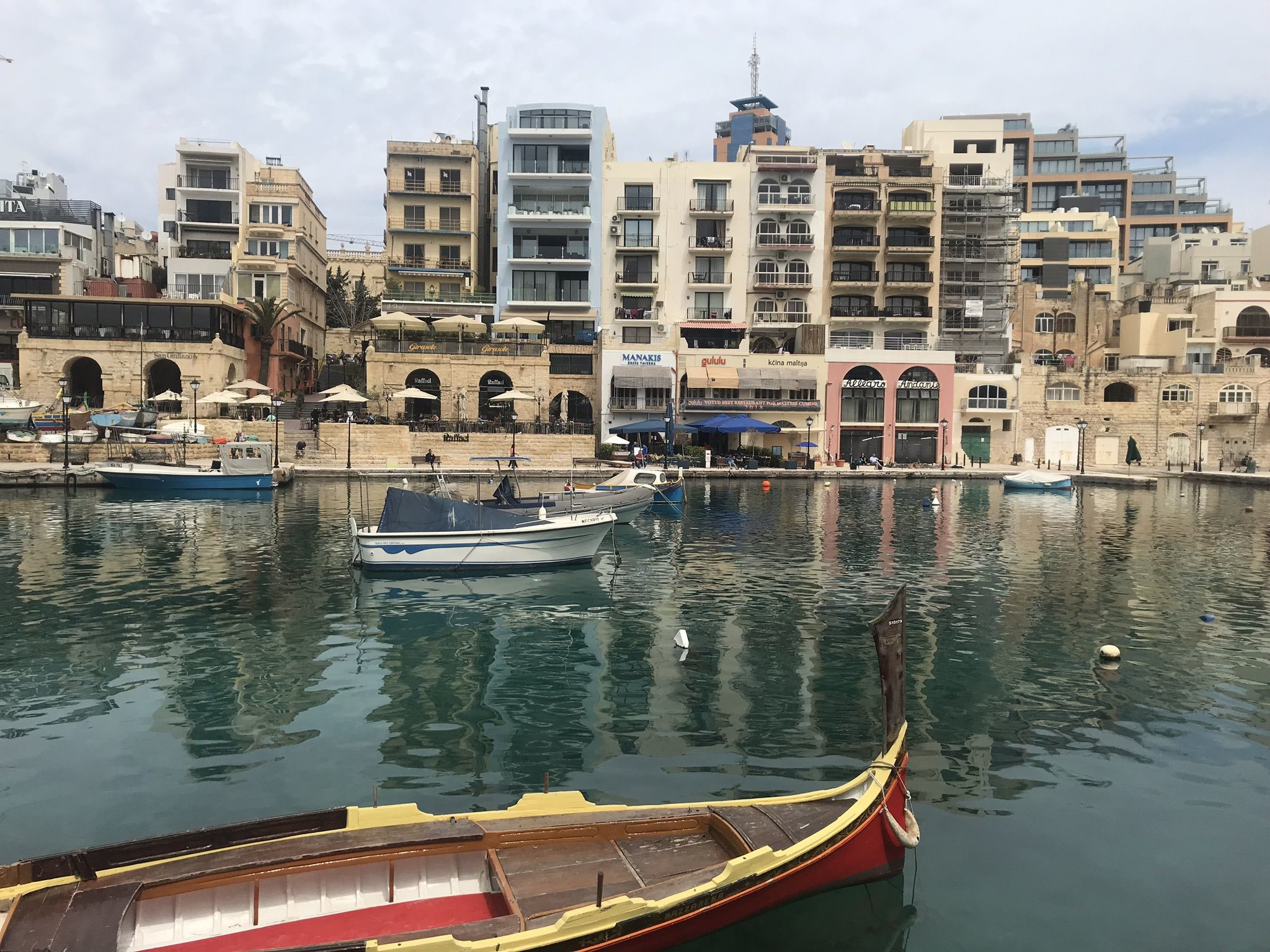 Вид с набережной Сент-Джулианс, остров Мальта – фотографии Мальты