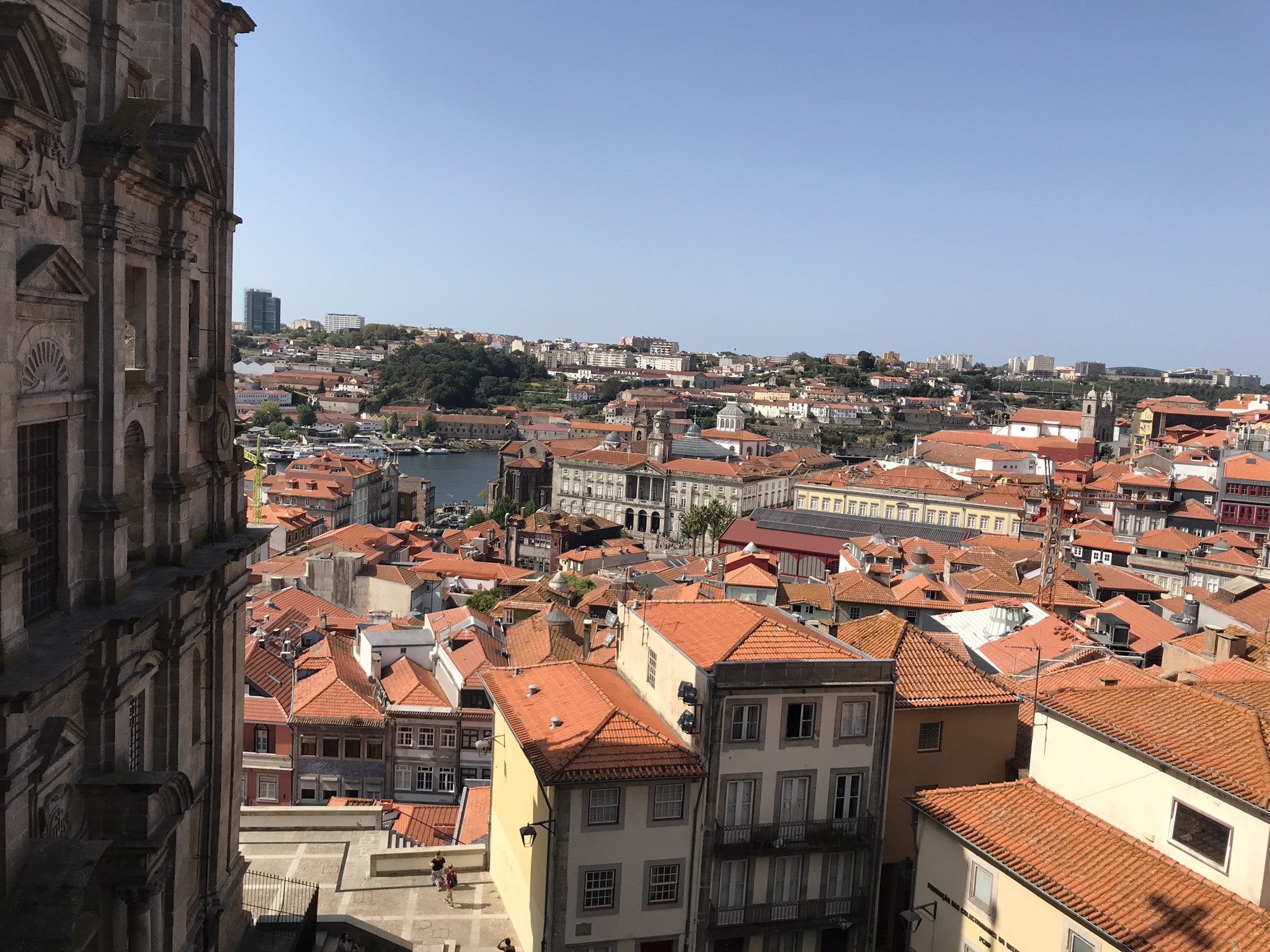 Слева церковь Saint Lawrence в Порту – фотографии Португалии