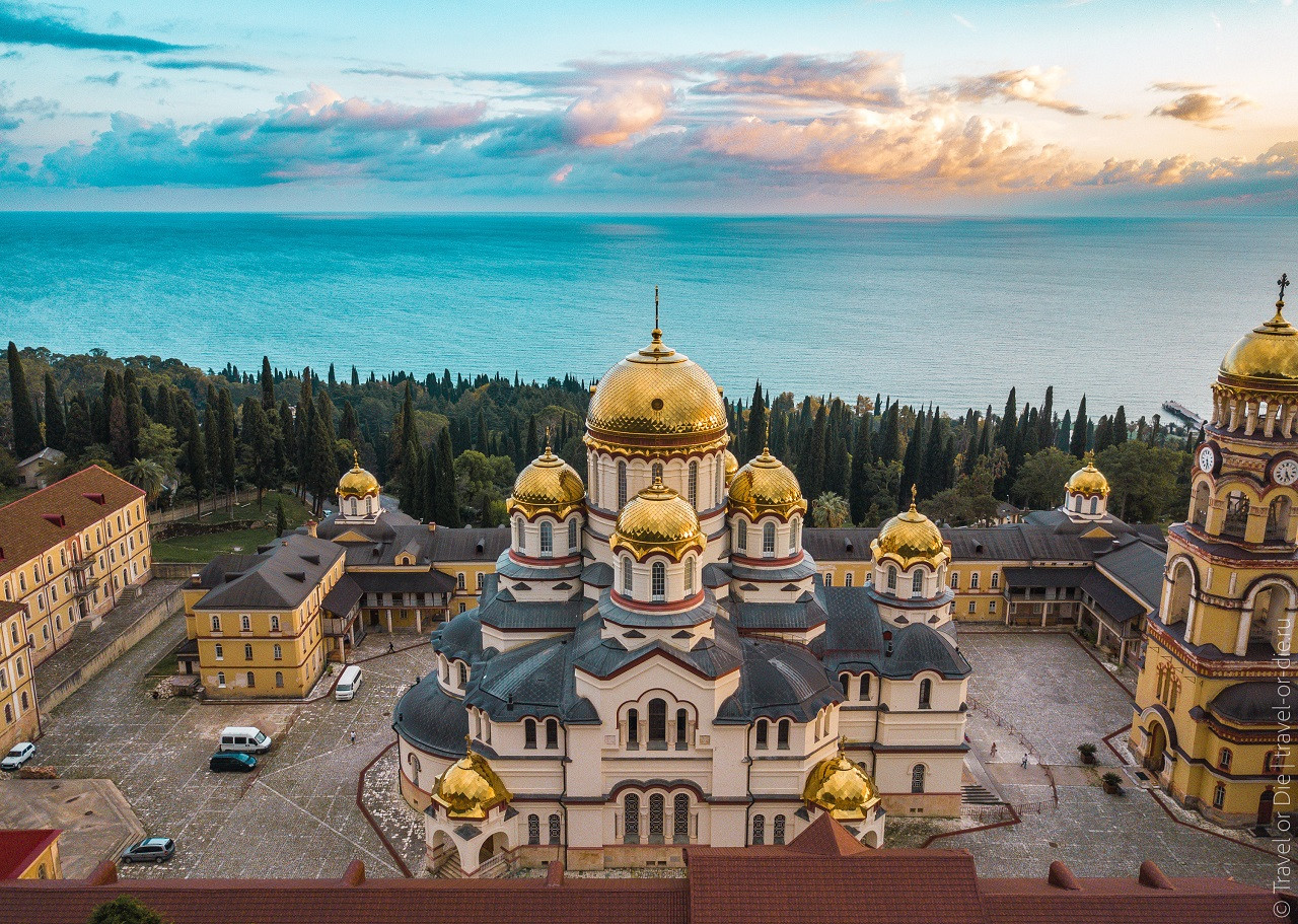 Новоафонский монастырь на фоне моря. Новый Афон. Абхазия – фотографии Абхазии