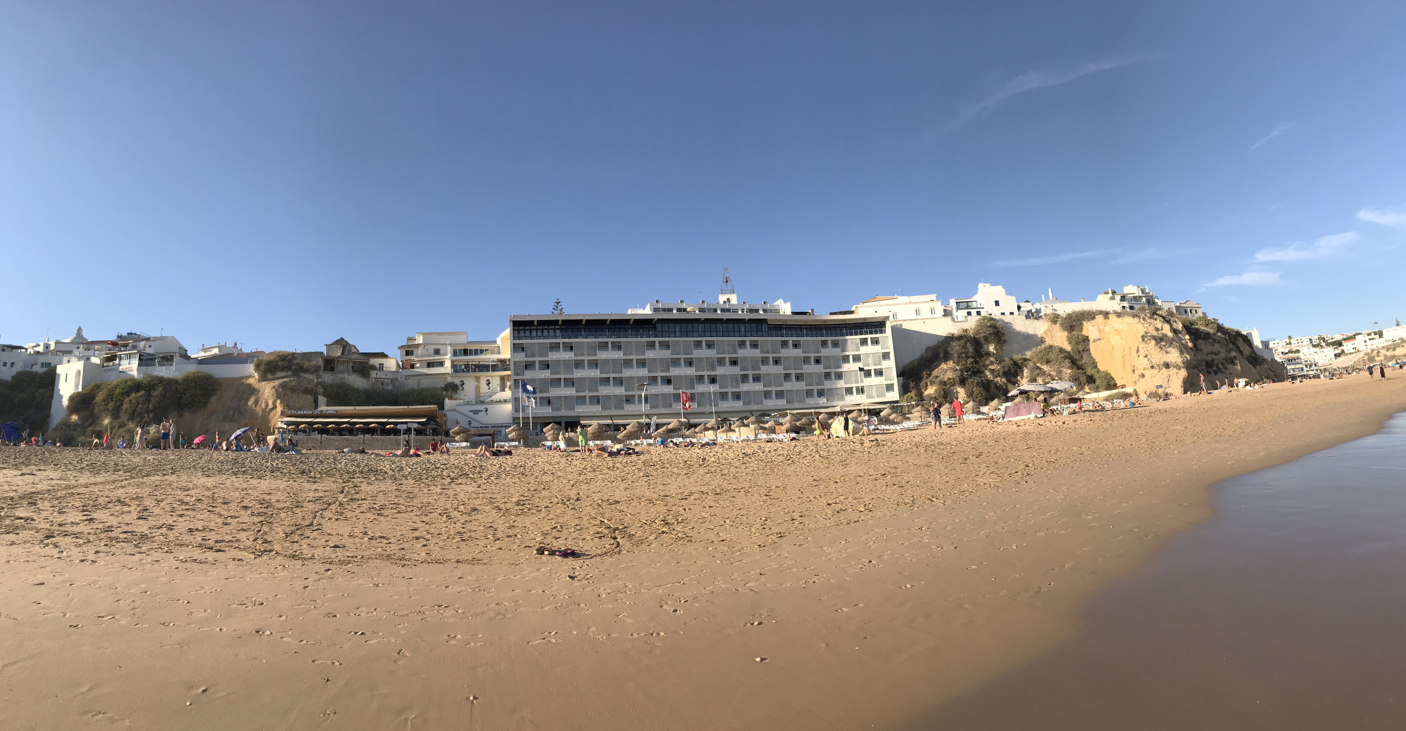 На пляже Албуфейры (Albufeira), Португалия – фотографии Португалии