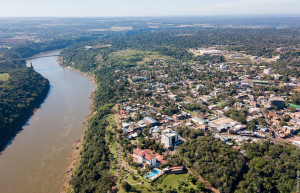 Город на берегу реки. Пуэрто-Игуасу. Аргентина. – фотографии Аргентины