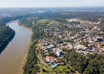 Город на берегу реки. Пуэрто-Игуасу. Аргентина. – фотографии Аргентины