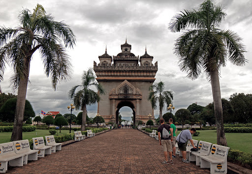 Аллея перед триумфальной аркой Патусай. Лаос – фотографии Лаоса