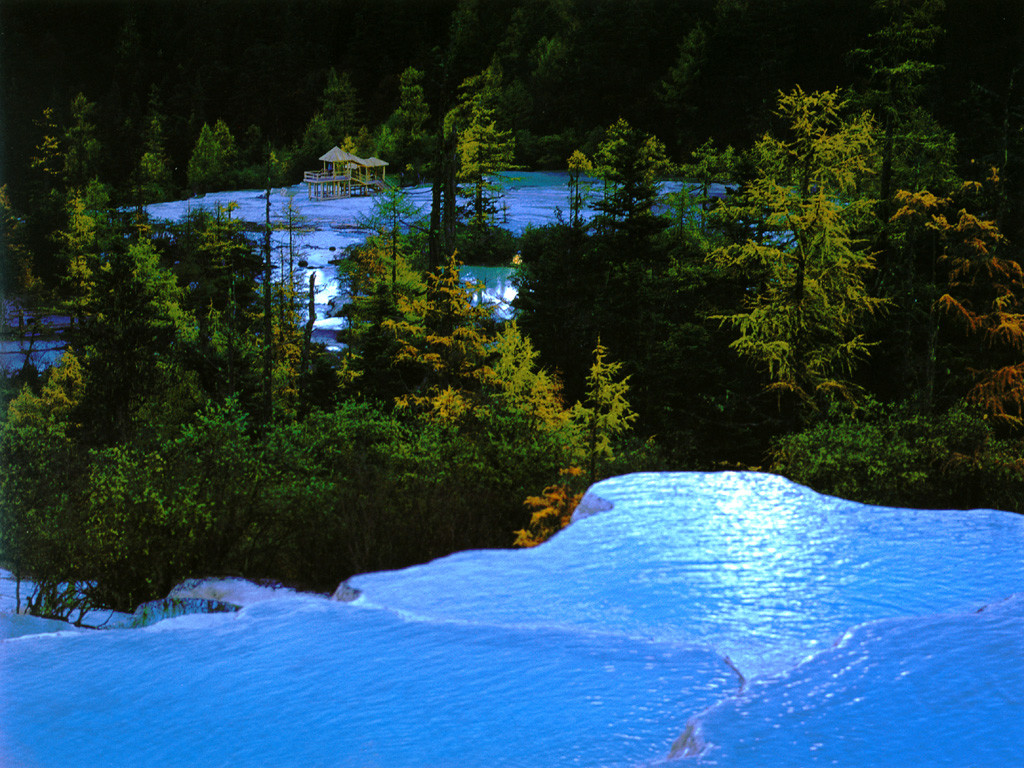Голубые озёра долины Хуанлун (Huanglong), провинция Сычуань, Китай – фотографии Китая