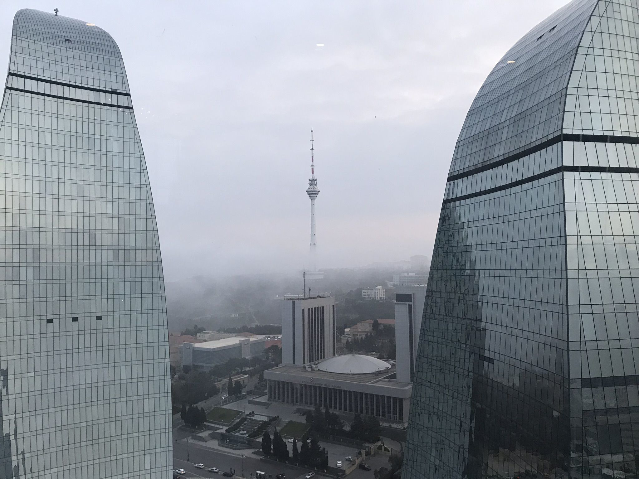 Пламенные башни Баку днем – фотографии Азербайджана